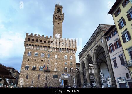 Italien: Palazzo Vecchio (Rathaus, links) und Loggia dei Lanzi (rechts) am Piazza della Signoria in Florenz. Foto vom 19. Februar 2016. Stockfoto