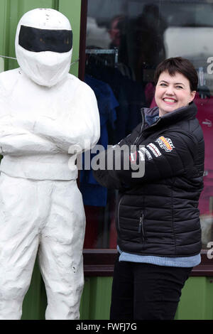 Knockhill, Schottland. 5. April 2016. Schottische konservative Führer Ruth Davidson posiert für Fotos im Knockhill Rennstrecke in Fife, denn sie sorgen über den Zustand der Straßen in Schottland während des Wahlkampfes von schottisches Parlament hervorheben will Kredit: Ken Jack / Alamy Live News Stockfoto