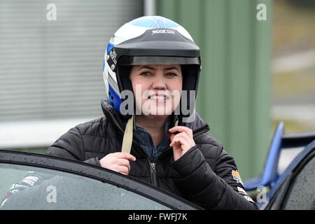 Knockhill, Schottland. 5. April 2016. Schottische konservative Führer Ruth Davidson zieht ihren Helm vor der Fahrt mehrere Runden von Knockhill Racing Circuit in Fife, da sie bestrebt ist, markieren Sie Bedenken über den Zustand der Straßen in Schottland während des Wahlkampfes Scottish Parliament, Credit: Ken Jack / Alamy Live News Stockfoto