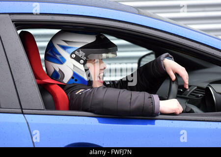 Knockhill, Schottland. 5. April 2016. Schottische konservative Führer Ruth Davidson in ihrem Rennwagen vor der Fahrt mehrere Runden von Knockhill Racing Circuit in Fife, da sie bestrebt ist, markieren Sie Bedenken über den Zustand der Straßen in Schottland während des Wahlkampfes Scottish Parliament, Credit: Ken Jack / Alamy Live News Stockfoto