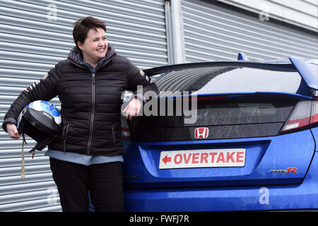 Knockhill, Schottland. 5. April 2016. Schottische konservative Führer Ruth Davidson posiert für Fotos im Knockhill Rennstrecke in Fife, denn sie sorgen über den Zustand der Straßen in Schottland während des Wahlkampfes von schottisches Parlament hervorheben will Kredit: Ken Jack / Alamy Live News Stockfoto