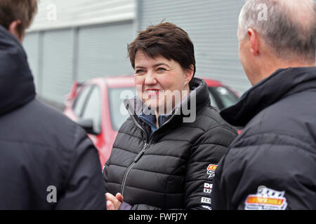 Knockhill, Schottland. 5. April 2016. Schottische konservative Führer Ruth Davidson mit Personal spricht nach mehreren Runden des Knockhill Racing Circuit in Fife, fahren, da sie bestrebt ist, markieren Sie Bedenken über den Zustand der Straßen in Schottland während des Wahlkampfes Scottish Parliament, Credit: Ken Jack / Alamy Live News Stockfoto