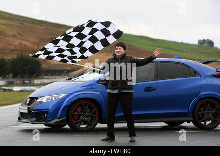 Knockhill, Schottland. 5. April 2016. Schottische konservative Führer Ruth Davidson Wellen die Zielflagge nach einer Fahrt von mehreren Runden des Knockhill Racing Circuit in Fife, da sie bestrebt ist, markieren Sie Bedenken über den Zustand der Straßen in Schottland während des Wahlkampfes Scottish Parliament, Credit: Ken Jack / Alamy Live News Stockfoto