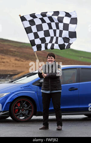 Knockhill, Schottland. 5. April 2016. Schottische konservative Führer Ruth Davidson Wellen die Zielflagge nach einer Fahrt von mehreren Runden des Knockhill Racing Circuit in Fife, da sie bestrebt ist, markieren Sie Bedenken über den Zustand der Straßen in Schottland während des Wahlkampfes Scottish Parliament, Credit: Ken Jack / Alamy Live News Stockfoto