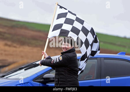 Knockhill, Schottland. 5. April 2016. Schottische konservative Führer Ruth Davidson Wellen die Zielflagge nach einer Fahrt von mehreren Runden des Knockhill Racing Circuit in Fife, da sie bestrebt ist, markieren Sie Bedenken über den Zustand der Straßen in Schottland während des Wahlkampfes Scottish Parliament, Credit: Ken Jack / Alamy Live News Stockfoto