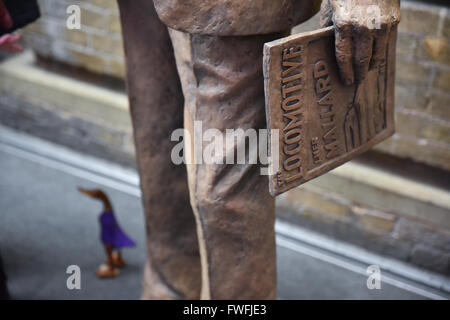 Kings Cross Station, London, UK. 5. April 2016. Die Statue des Eisenbahn-Ingenieur Sir Nigel Gresley Stockfoto