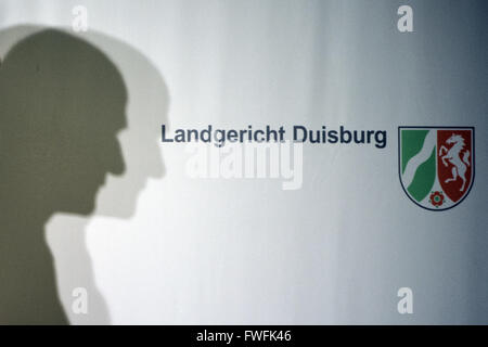 Duisburg, Deutschland. 5. April 2016. Ulf-Thomas Bender, Präsident des Landgerichts Duisburg wirft einen Schatten nach einer Pressekonferenz in Duisburg, Deutschland, 5. April 2016. Der Gerichtshof am 5. April 2016 gegen eine Testversion, die zehn Personen beschuldigt, fahrlässiger verursacht den Tod von 21 Menschen bei einer Massenpanik während der Love Parade Techno Festival 2010 gebracht hätte. Foto: FEDERICO GAMBARINI/Dpa/Alamy Live News Stockfoto