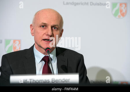 Duisburg, Deutschland. 5. April 2016. Ulf-Thomas Bender, Präsident des Landgerichts Duisburg spricht während einer Pressekonferenz in Duisburg, Deutschland, 5. April 2016. Der Gerichtshof am 5. April 2016 gegen eine Testversion, die zehn Personen beschuldigt, fahrlässiger verursacht den Tod von 21 Menschen bei einer Massenpanik während der Love Parade Techno Festival 2010 gebracht hätte. Foto: FEDERICO GAMBARINI/Dpa/Alamy Live News Stockfoto