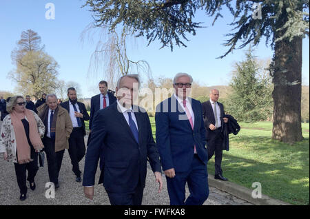 Paris, Frankreich. 5. April 2016. Frankreichs Außenminister Jean-Marc Ayrault (Front L-R) und seinem deutschen Amtskollegen Frank-Walter Steinmeier bei einem Spaziergang durch den Garten am Sitz des französischen Außenministeriums in La Celle-Saint-Cloud bei Paris, 5. April 2016 zu sprechen. Foto: SEBASTIAN KUNIGKEIT/Dpa/Alamy Live News Stockfoto