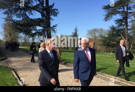 Paris, Frankreich. 5. April 2016. Frankreichs Außenminister Jean-Marc Ayrault (Front L-R) und seinem deutschen Amtskollegen Frank-Walter Steinmeier bei einem Spaziergang durch den Garten des Sitzes des französischen Außenministeriums in La Celle-Saint-Cloud bei Paris, 5. April 2016 zu sprechen. Foto: SEBASTIAN KUNIGKEIT/Dpa/Alamy Live News Stockfoto