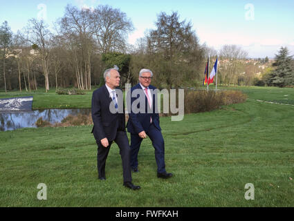 Paris, Frankreich. 5. April 2016. Frankreichs Außenminister Jean-Marc Ayrault (L) und seinem deutschen Amtskollegen Frank-Walter Steinmeier bei einem Spaziergang durch den Garten des Sitzes des französischen Außenministeriums in La Celle-Saint-Cloud bei Paris, 5. April 2016 zu sprechen. Foto: SEBASTIAN KUNIGKEIT/Dpa/Alamy Live News Stockfoto