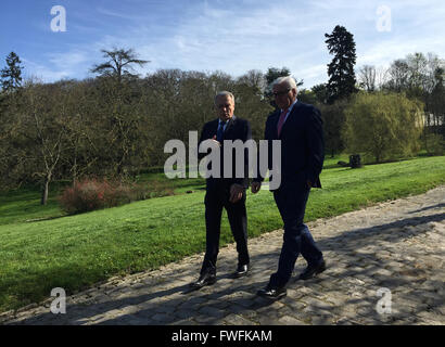 Paris, Frankreich. 5. April 2016. Frankreichs Außenminister Jean-Marc Ayrault (L) und seinem deutschen Amtskollegen Frank-Walter Steinmeier bei einem Spaziergang durch den Garten am Sitz des französischen Außenministeriums in La Celle-Saint-Cloud bei Paris, 5. April 2016 zu sprechen. Foto: SEBASTIAN KUNIGKEIT/Dpa/Alamy Live News Stockfoto