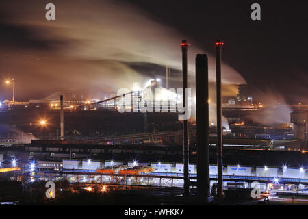 Tata Steel funktioniert, Port Talbot, South Wales, UK. 4. April 2016. Nachtszene im Stahlwerk Port Talbot, South Wales.  Mehr als 4000 Arbeitsplätze sind bedroht, nach Tata Steel es ist letzte Woche angekündigt, um Stahl Baustellen in ganz Großbritannien zu verkaufen. Bildnachweis: Haydn Denman/Alamy Live-Nachrichten Stockfoto