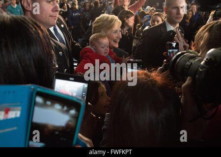 Brooklyn, New York, USA. 5. April 2016. HILLARY CLINTON bei Frauen für Hillary Rathaus halten Baby Karina Glacel Tyrtshnaya Credit: Louise Wateridge/ZUMA Draht/Alamy Live News Stockfoto