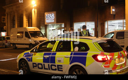 Christchurch, Dorset, UK. 6. April 2016. Polizei haben schnurgebundenen Teile der High Street in Christchurch dies am Abend nach Berichten über eine 16 jährige Frau wird erstochen außerhalb der Markierungen und Spencer Food Hall. Polizei und Sanitäter eilte zu der Szene kurz vor 09:30 heute Abend. Das Opfer, versteht man ein 16 Jahre altes Mädchen hat wurde ins Bournemouth Krankenhaus mit Verletzungen beschrieben als "potenziell lebensbedrohlich". Ein Bewohner, der hat nicht namentlich genannt werden, beschreiben es als "dramatisch". Polizei und Sanitäter "eilte zu der Szene aus allen Richtungen". Bildnachweis: Uknip/Alamy Live Stockfoto