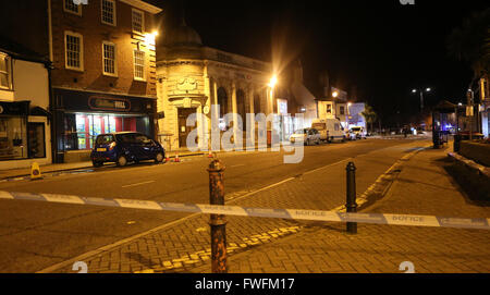 Christchurch, Dorset, UK. 6. April 2016. Polizei haben schnurgebundenen Teile der High Street in Christchurch dies am Abend nach Berichten über eine 16 jährige Frau wird erstochen außerhalb der Markierungen und Spencer Food Hall. Polizei und Sanitäter eilte zu der Szene kurz vor 09:30 heute Abend. Das Opfer, versteht man ein 16 Jahre altes Mädchen hat wurde ins Bournemouth Krankenhaus mit Verletzungen beschrieben als "potenziell lebensbedrohlich". Ein Bewohner, der hat nicht namentlich genannt werden, beschreiben es als "dramatisch". Polizei und Sanitäter "eilte zu der Szene aus allen Richtungen". Bildnachweis: Uknip/Alamy Live Stockfoto