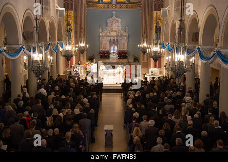 Santa Monica, Kalifornien, USA. 5. April 2016.  Trauergäste versammelt, um ehemaligen Los Angeles Stadtrat, Bill Rosendahl, denken Sie daran, bei einer Beerdigung, die Messe in der Kirche Saint Monica in Santa Monica, Kalifornien, USA statt. Rosendahl verstarb letzten Monat im Alter von 70, nach einem langen Kampf mit dem Krebs. Bildnachweis: Sheri Determan / Alamy Live News Stockfoto