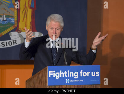 Elmont, New York, USA. 5. April 2016. Ehemaliger Präsident Bill Clinton, mit seinen Händen in weiten, offenen Geste ist der Überschrift Lautsprecher, wie er bei einer Veranstaltung zu organisieren-Rallye in Elmont, Long Island, im Namen seiner Frau, Hillary Clinton, der führende demokratische Präsidentschaftskandidat, Kampagnen und ehemaliger Staatssekretär und US-Senator für New York. Podium hat "Fighting for uns" Slogan auf Zeichen. Die New York demokratischen primäre findet statt am 19. April. Bildnachweis: Ann Parry/ZUMA Draht/Alamy Live-Nachrichten Stockfoto