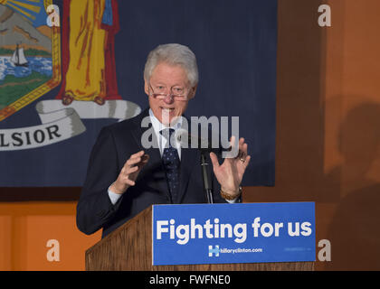 Elmont, New York, USA. 5. April 2016. Ex-Präsident Bill Clinton, lesen eine Brille, ist der Überschrift Lautsprecher, wie er bei einer Veranstaltung zu organisieren-Rallye in Elmont, Long Island, im Namen seiner Frau, Hillary Clinton, der führende demokratische Präsidentschaftskandidat, Kampagnen und ehemaliger Staatssekretär und US-Senator für New York. Podium hat "Fighting for uns" Slogan auf Zeichen. Die New York demokratischen primäre findet statt am 19. April. Bildnachweis: Ann Parry/ZUMA Draht/Alamy Live-Nachrichten Stockfoto