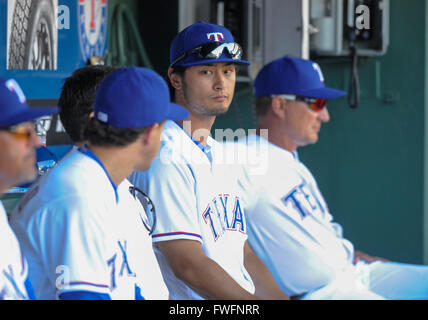 4. April 2016: Texas Rangers ab Krug Yu Darvish #11 bei einem MLB-Spiel zwischen den Seattle Mariners und die Texas Rangers im Globe Life Park in Arlington, TX Texas besiegt Seattle 3-2 Albert Pena/CSM Stockfoto