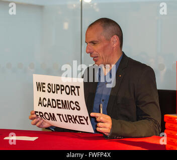 London UK 5. April 2016. Ex-Finanzminister Yanis Varoufakis unterschreibt Kopien sein neues Buch "Und die schwachen müssen leiden was sie müssen?" bei Foyles Bookstore, London UK 5. April 2016 Credit: Gary Mitchell/Alamy Live News Stockfoto