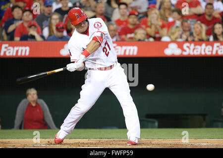 Anaheim, Kalifornien, USA. 5. April 2016. 5. April 2016: Los Angeles Angels Center Fielder Mike Forelle #27 macht wenden Sie sich an eine Platte in das Spiel zwischen den Chicago Cubs und die Los Angeles Angels of Anaheim, Angel Stadium in Anaheim, CA, Fotograf: Peter Joneleit Credit: Cal Sport Media/Alamy Live News Stockfoto