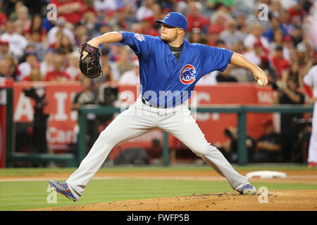 Anaheim, Kalifornien, USA. 5. April 2016. 5. April 2016: Chicago Cubs ab Krug Kyle Hendricks #28 macht den Start für die Cubs im Spiel zwischen den Chicago Cubs und die Los Angeles Angels of Anaheim, Angel Stadium in Anaheim, CA, Fotograf: Peter Joneleit Credit: Cal Sport Media/Alamy Live News Stockfoto