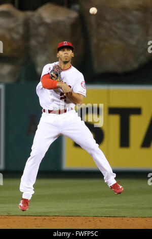 Anaheim, Kalifornien, USA. 5. April 2016. 5. April 2016: Los Angeles Angels Shortstop Andrelton Simmons #2 macht springen werfen zuerst im Spiel zwischen den Chicago Cubs und die Los Angeles Angels of Anaheim, Angel Stadium in Anaheim, CA, Fotograf: Peter Joneleit Credit: Cal Sport Media/Alamy Live News Stockfoto