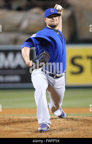 Anaheim, Kalifornien, USA. 5. April 2016. 5. April 2016: Chicago Cubs ab Krug Kyle Hendricks #28 bekommt den Sieg für die Dodgers im Spiel zwischen den Chicago Cubs und die Los Angeles Angels of Anaheim, Angel Stadium in Anaheim, CA, Fotograf: Peter Joneleit Credit: Cal Sport Media/Alamy Live News Stockfoto