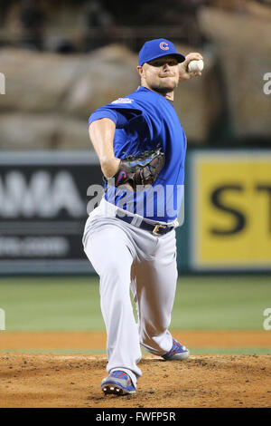 Anaheim, Kalifornien, USA. 5. April 2016. 5. April 2016: Chicago Cubs ab Krug Kyle Hendricks #28 macht den Start für die Cubs im Spiel zwischen den Chicago Cubs und die Los Angeles Angels of Anaheim, Angel Stadium in Anaheim, CA, Fotograf: Peter Joneleit Credit: Cal Sport Media/Alamy Live News Stockfoto