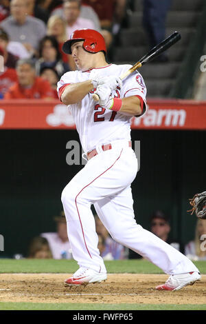 Anaheim, Kalifornien, USA. 5. April 2016. 5. April 2016: Los Angeles Angels Center Fielder Mike Forelle #27 Fledermäuse für den Engel im Spiel zwischen den Chicago Cubs und die Los Angeles Angels of Anaheim, Angel Stadium in Anaheim, CA, Fotograf: Peter Joneleit Credit: Cal Sport Media/Alamy Live News Stockfoto