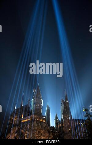 Los Angeles, USA. 5. April 2016. Lichter sind bei der Eröffnung des "die Zauberwelt von Harry Potter" auf dem Hogwarts Schloss die Universal Studios in Hollywood von Los Angeles, USA, 5. April 2016 gesehen. Bildnachweis: Yang Lei/Xinhua/Alamy Live-Nachrichten Stockfoto