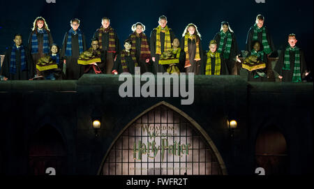 Los Angeles, USA. 5. April 2016. Hogwarts Chor während der Eröffnung der "die Zauberwelt von Harry Potter" auf dem Hogwarts Schloss die Universal Studios in Hollywood von Los Angeles, USA, 5. April 2016. Bildnachweis: Yang Lei/Xinhua/Alamy Live-Nachrichten Stockfoto