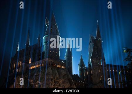 Los Angeles, USA. 5. April 2016. Lichter sind bei der Eröffnung des "die Zauberwelt von Harry Potter" auf dem Hogwarts Schloss die Universal Studios in Hollywood von Los Angeles, USA, 5. April 2016 gesehen. Bildnachweis: Yang Lei/Xinhua/Alamy Live-Nachrichten Stockfoto