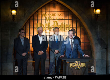 Los Angeles, USA. 5. April 2016. Los Angeles Bürgermeister Eric Garcetti (vorne) spricht bei der Eröffnung des "die Zauberwelt von Harry Potter" auf dem Hogwarts Schloss die Universal Studios in Hollywood von Los Angeles, USA, 5. April 2016. Bildnachweis: Yang Lei/Xinhua/Alamy Live-Nachrichten Stockfoto