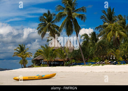 Kayak auf ein Hotel an einem palmengesäumten Strand, Koh Mook Sivalai Beach Resort Hotel, Insel Ko Muk oder Thailand, Südostasien, Asi Stockfoto