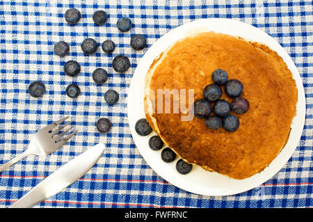 Pfannkuchen mit Beeren und Honig Stockfoto