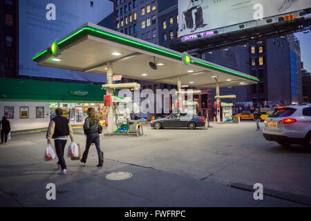 Der BP-Tankstelle auf der Houston Street in Soho ist auf Dienstag, 29. März 2016 zu sehen. Der Benzin-Anbieter endet am 14. April zu machen für ein für ein Bürogebäude mit Einzelhandel.  (© Richard B. Levine) Stockfoto