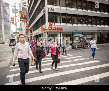 Massen bestehen die neuen Chick-Fil-A-Fastfood-Restaurant in New York am Tag vor der Eröffnung, Freitag, 1. April 2016. Die Kette hat eine kultische Popularität mit Feinschmecker die Vorzüge der Brathähnchen Sandwiches. (© Richard B. Levine) Stockfoto