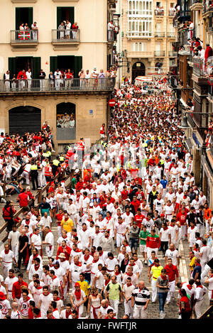 Spanien Navarra Pamplona 10. Juli 2015 S Firmino Fiesta laufen Bull vor Abflug in der Calle Estafeta auf 06:46 morgens Stockfoto