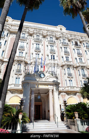 Vor dem Eingang und der Fassade des berühmten Carlton International Hotel befindet sich an der Strandpromenade Croisette in Cannes, Côte d ' Azur, Stockfoto