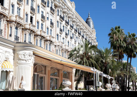 Blick auf die Fassade und Retaurant Umgebung des berühmten Carlton International Hotel befindet sich an der Strandpromenade Croisette in Cannes Stockfoto