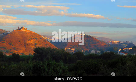 Am frühen Morgen Sonnenschein auf den drei Hügeln von Alora, Andalusien Stockfoto