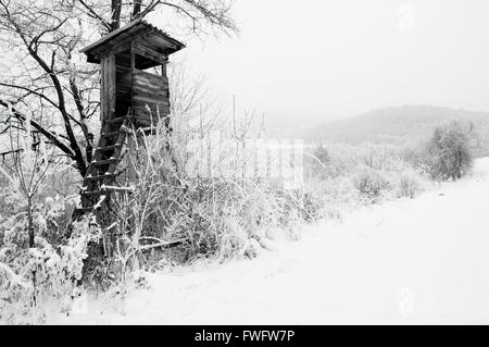 Jäger stehen in verschneite Land Stockfoto