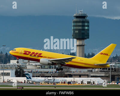 ABX Air Boeing 767 (N783AX) Paket Frachter gemalt in DHL-Lackierung nehmen ausziehen in der Luft Vancouver International Airport Stockfoto