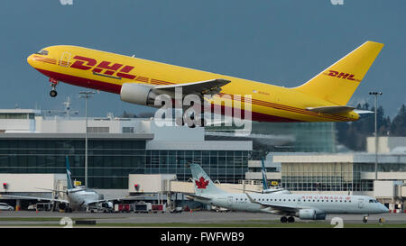 ABX Air Boeing 767 (N783AX) Paket Frachter gemalt in DHL-Lackierung nehmen ausziehen in der Luft Vancouver International Airport Stockfoto