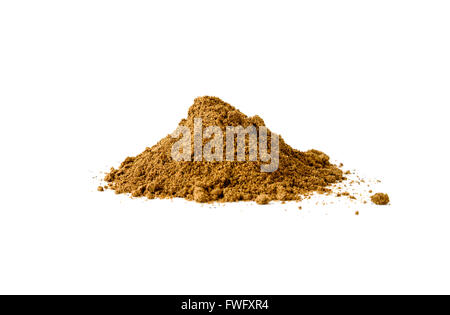 Haufen von Garam Masala auf weißem Hintergrund. Indische Gewürzmischung Stockfoto