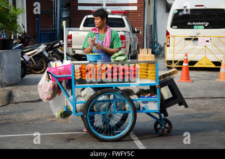 Thais Verkauf Früchte an der Khaosan Road in Bangkok, Thailand am 19. März 2016. Stockfoto