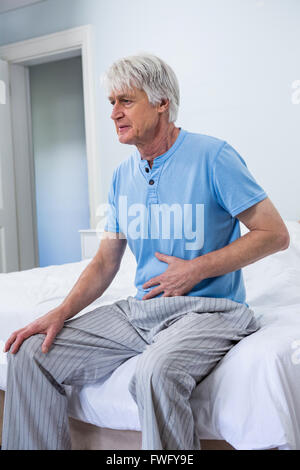Ältere Mann leidet unter Magenschmerzen Stockfoto