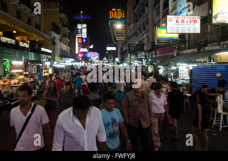 Bewegungsunschärfe von Menschen reisen und Wandern Khaosan Road oder Khao San Road am 19. März 2016 in Bangkok, Thailand. Stockfoto